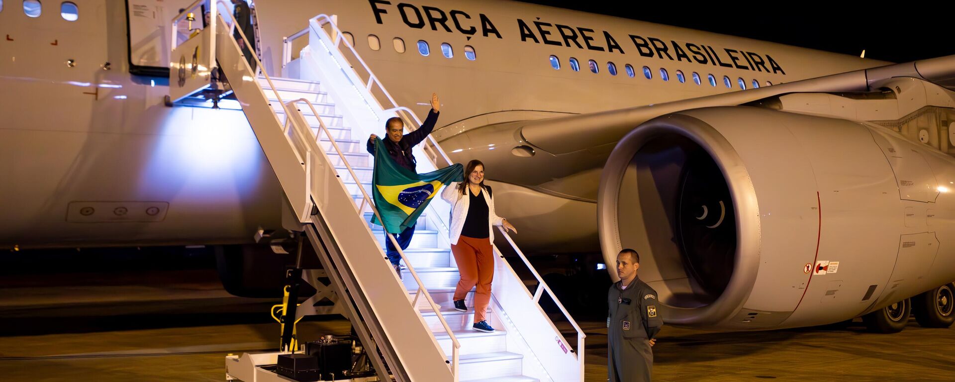 Desembarque de brasileiros repatriados dos territórios de Israel e Palestina, na base aérea de Brasília, em 11 de outubro de 2023. A repatriação dos cidadãos brasileiros é parte da operação Voltando em Paz - Sputnik Brasil, 1920, 03.11.2023