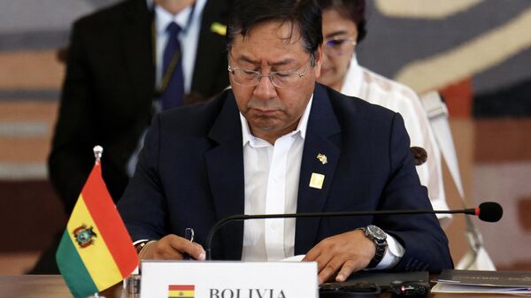 O presidente da Bolívia, Luis Arce, ouve o presidente do Brasil, Luiz Inácio Lula da Silva, falando durante uma reunião com outros líderes sul-americanos no Palácio do Itamaraty, em Brasília, 30 de maio de 2023 - Sputnik Brasil