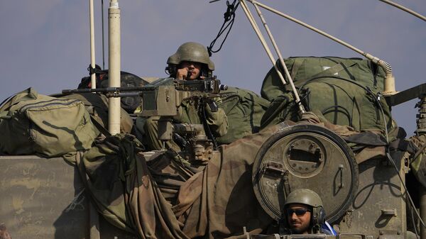 Soldados israelenses avançam em direção à fronteira da Faixa de Gaza, no sul de Israel, 1º de novembro de 2023 - Sputnik Brasil