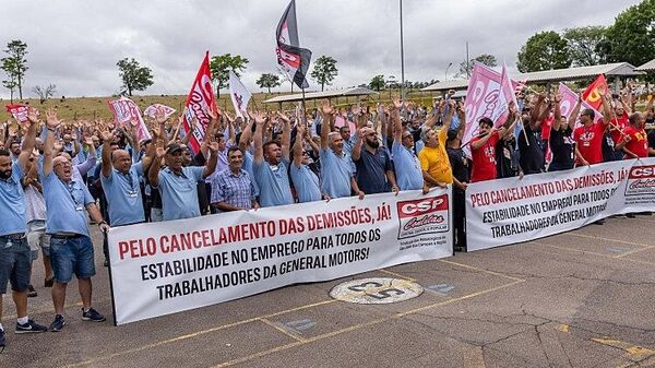 Trabalhadores de multinacional norte-americana em assembleia que decidiu greve. São José dos Campos, 31 de outubro de 2023 - Sputnik Brasil
