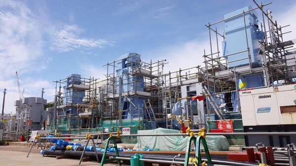Uma instalação da Tokyo Electric Power Company (TEPCO) que bombeia água do mar para diluir a água tratada residual da usina nuclear de Fukushima Daiichi em Okuma, província de Fukushima, 27 de agosto de 2023 - Sputnik Brasil