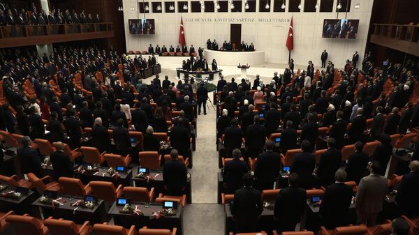 Legisladores eleitos para a Grande Assembleia Nacional da Turquia nas eleições parlamentares de 14 de maio participam de sua primeira sessão parlamentar para fazer o juramento, em Ancara, Turquia, 2 de junho de 2023 - Sputnik Brasil