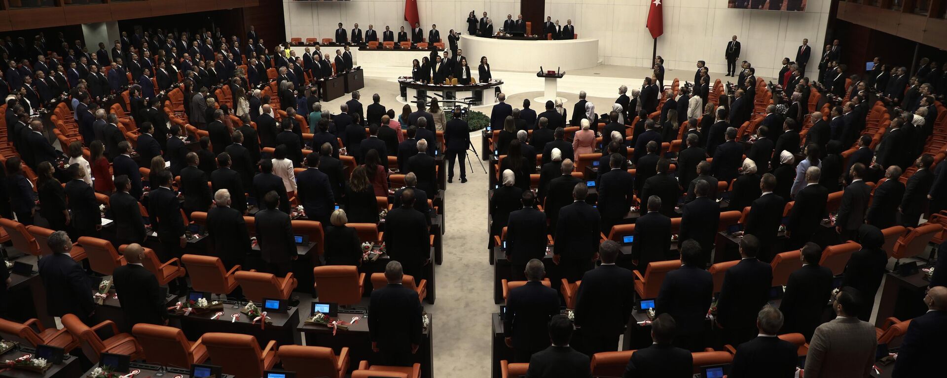 Legisladores eleitos para a Grande Assembleia Nacional da Turquia nas eleições parlamentares de 14 de maio participam de sua primeira sessão parlamentar para fazer o juramento, em Ancara, Turquia, 2 de junho de 2023 - Sputnik Brasil, 1920, 02.11.2023