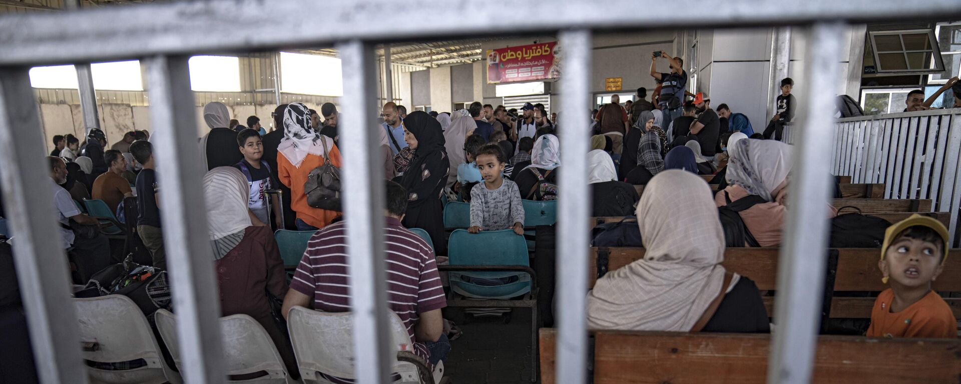 Palestinos esperam para chegar ao Egito a partir do posto de controle de Rafah, na Faixa de Gaza, em 1º de novembro de 2023 - Sputnik Brasil, 1920, 02.11.2023