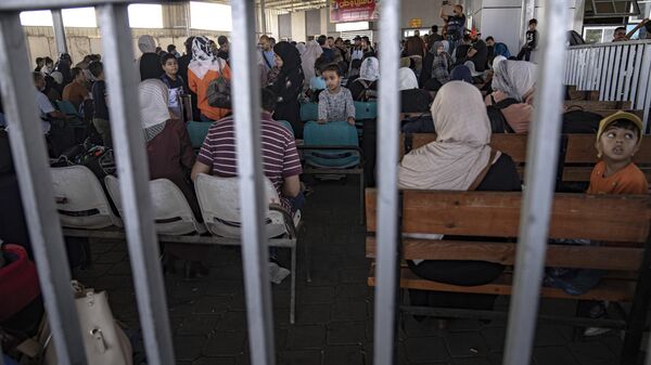Palestinos esperam para chegar ao Egito a partir do posto de controle de Rafah. Faixa de Gaza, 1º de novembro de 2023 - Sputnik Brasil