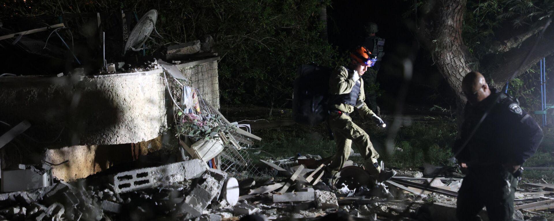 Membros das forças de segurança israelenses verificam casa que foi danificada por foguete disparado da Faixa de Gaza em Lod, nos arredores de Tel Aviv, Israel, 2 de novembro de 2023 - Sputnik Brasil, 1920, 02.11.2023