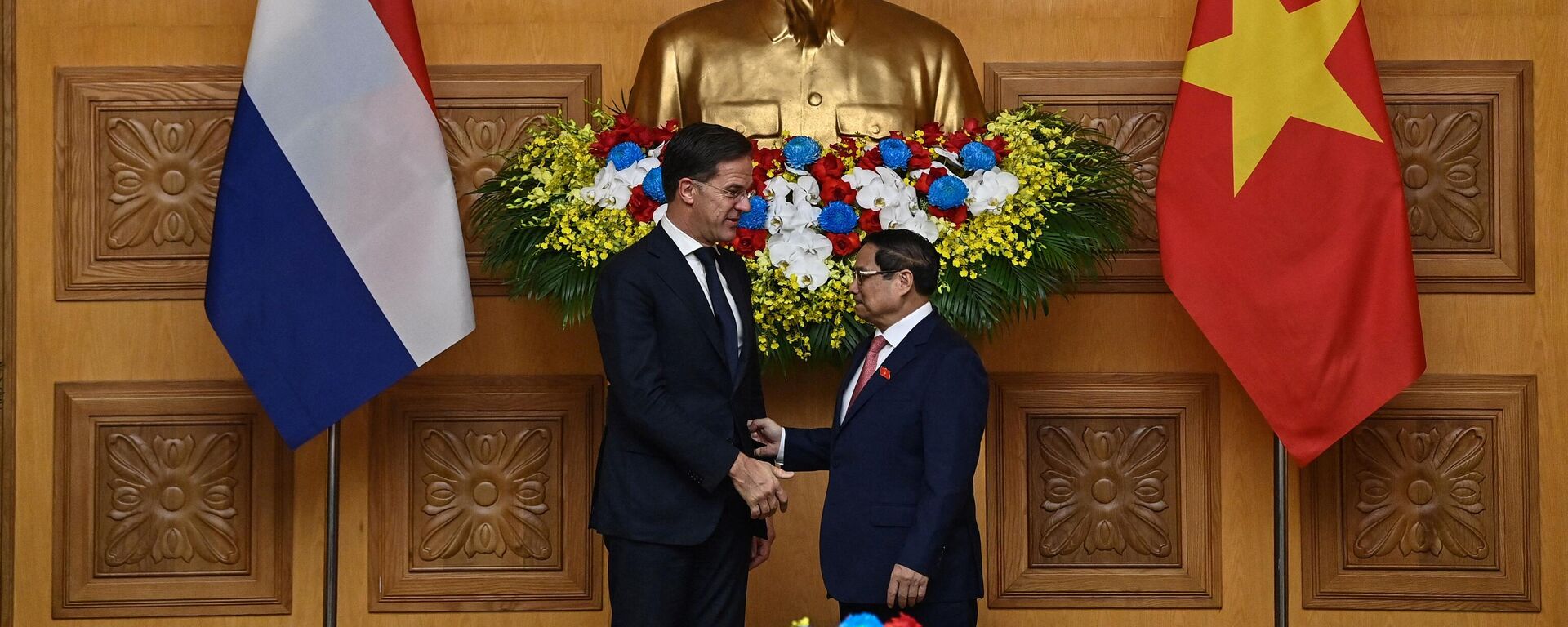 O primeiro-ministro do Vietnã, Pham Minh Chinh (R), e o primeiro-ministro da Holanda, Mark Rutte (L), apertam as mãos durante uma reunião no Gabinete do Governo em Hanói, em 2 de novembro de 2023 - Sputnik Brasil, 1920, 02.11.2023