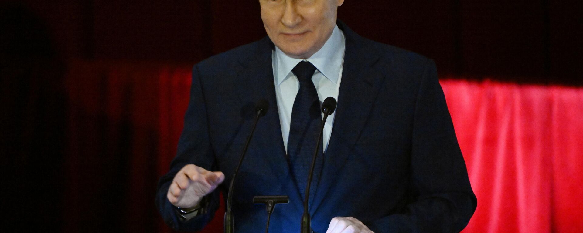 Vladimir Putin, presidente da Rússia, durante reunião com membros da nova Câmara Pública no Museu Central da Grande Guerra pela Pátria em Moscou, Rússia, 3 de novembro de 2023 - Sputnik Brasil, 1920, 03.11.2023