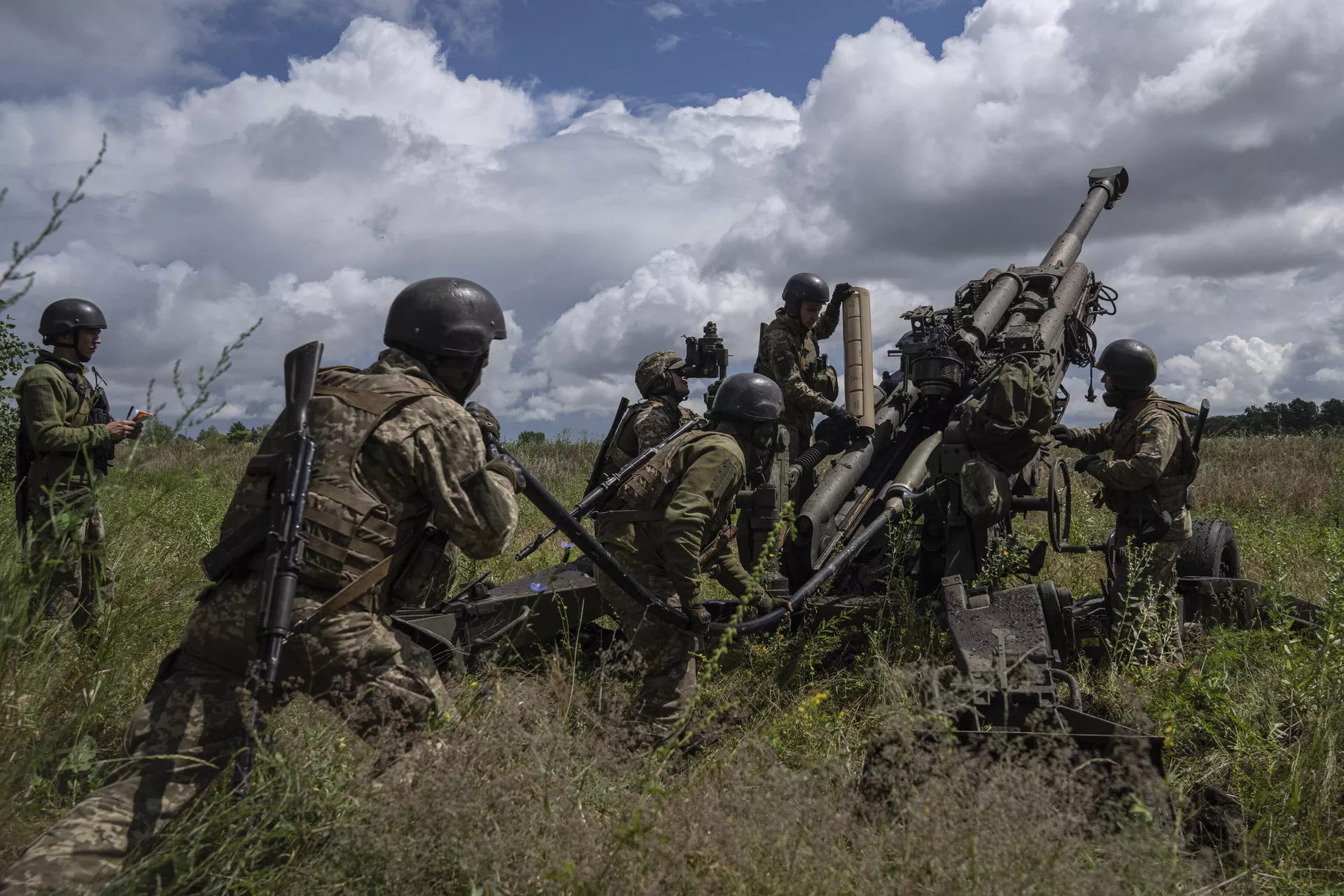 Militares ucranianos se preparam para atirar contra posições russas com um obuseiro M777 fornecido pelos EUA na região de Carcóvia, Ucrânia, 14 de julho de 2022 - Sputnik Brasil, 1920, 27.04.2024