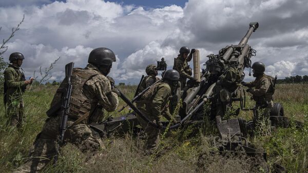 Militares ucranianos se preparam para atirar contra posições russas com um obuseiro M777 fornecido pelos EUA na região de Carcóvia. Ucrânia, 14 de julho de 2022 - Sputnik Brasil