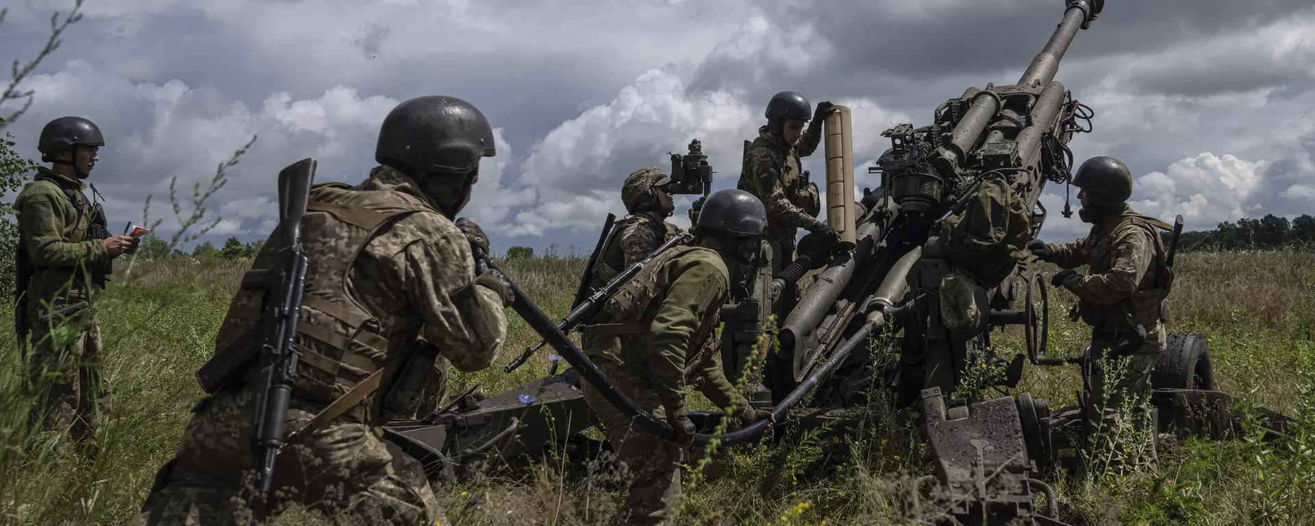Militares ucranianos se preparam para atirar contra posições russas com um obuseiro M777 fornecido pelos EUA na região de Carcóvia, Ucrânia, 14 de julho de 2022 - Sputnik Brasil, 1920, 13.11.2023