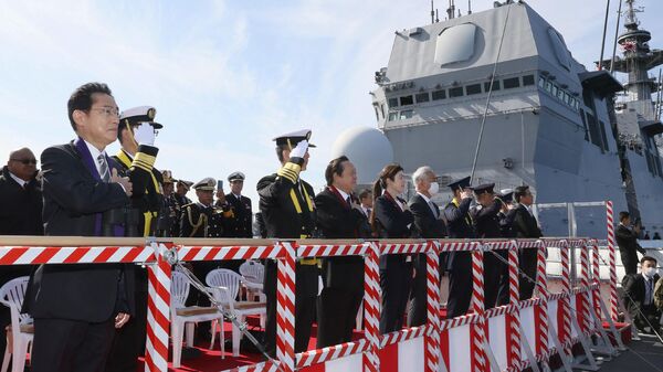 O primeiro-ministro do Japão, Fumio Kishida (à esquerda), olha para fora do navio japonês JS Izumo enquanto inspeciona a Revisão da Frota Internacional, realizada pela Força de Autodefesa Marítima do Japão com cerca de 12 outros países, na Baía de Sagami, perto da província de Kanagawa, em 6 de novembro de 2022 - Sputnik Brasil