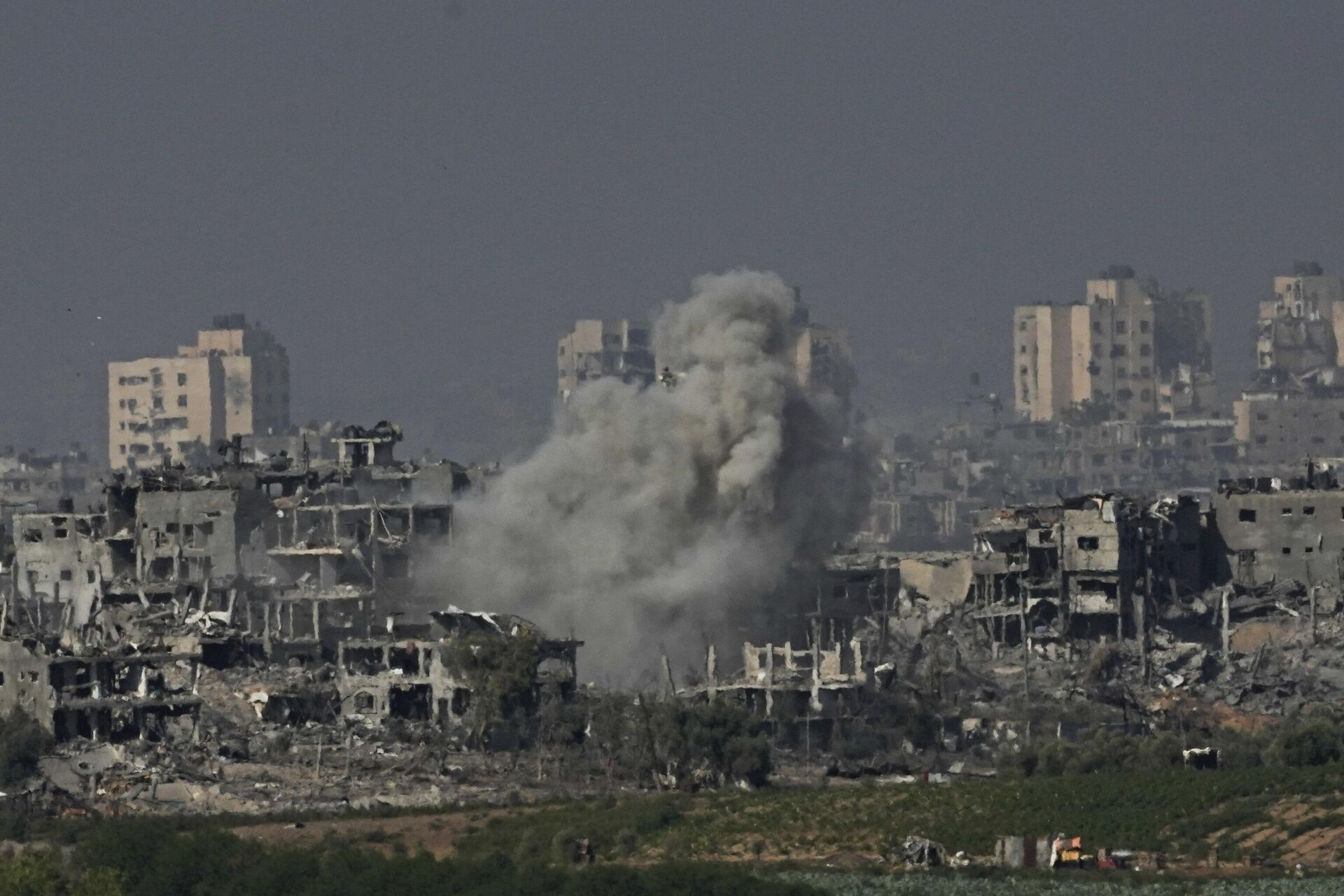 Fumaça sobe após ataque aéreo israelense na Faixa de Gaza, visto do sul de Israel, em 31 de outubro de 2023 - Sputnik Brasil, 1920, 12.04.2024