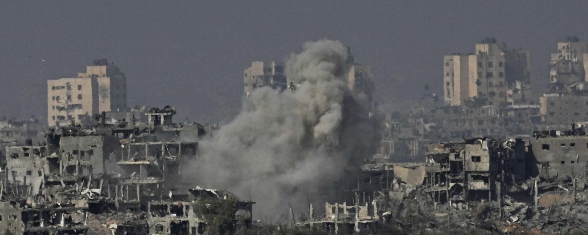 Fumaça sobe após ataque aéreo israelense na Faixa de Gaza, visto do sul de Israel, em 31 de outubro de 2023 - Sputnik Brasil, 1920, 14.02.2024