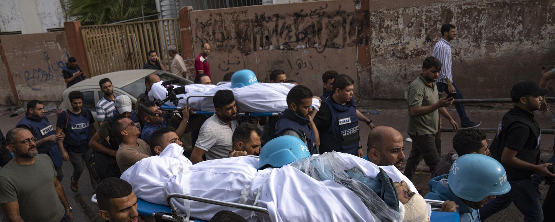 Palestinos, incluindo alguns jornalistas, carregam os corpos de dois repórteres palestinos, Mohammed Soboh e Said al-Tawil, mortos por um ataque aéreo israelense na cidade de Gaza, em 10 de outubro de 2023 - Sputnik Brasil, 1920, 03.11.2023