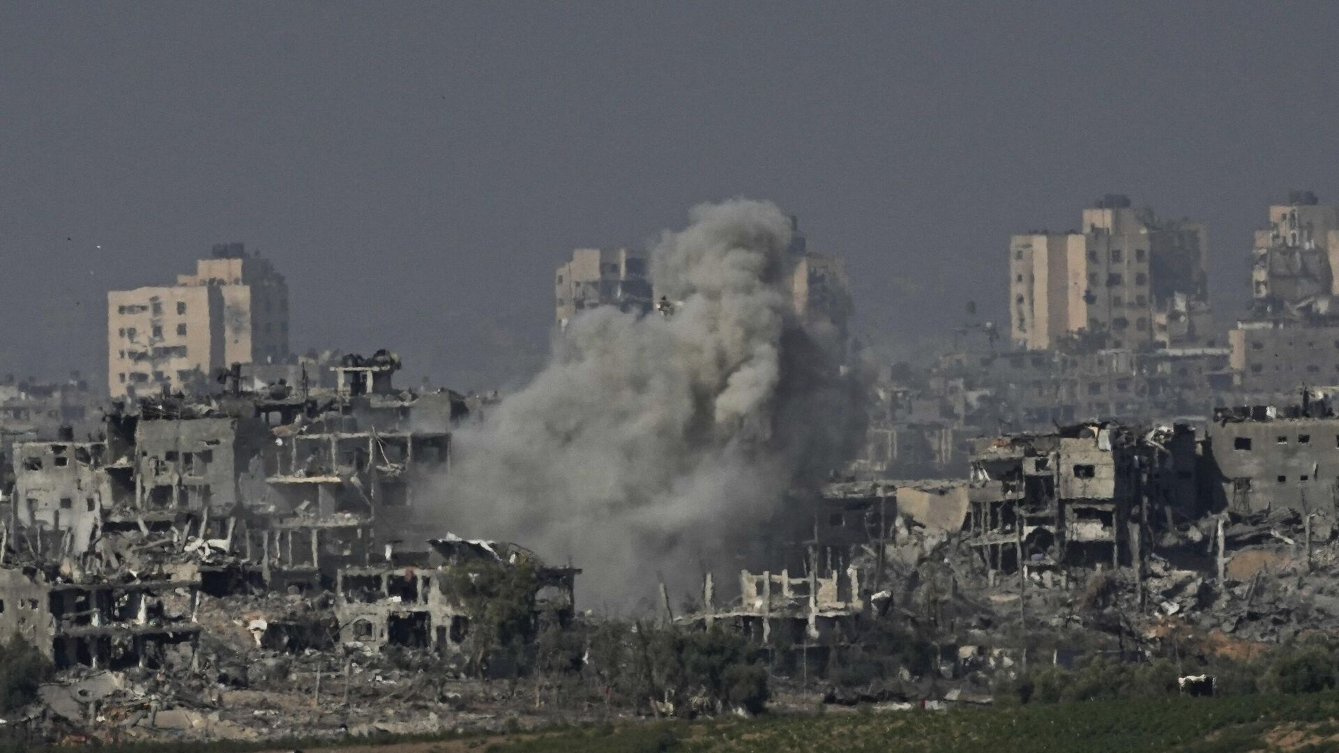 Fumaça sobe após um ataque aéreo israelense na Faixa de Gaza, visto do sul de Israel, em 31 de outubro de 2023 - Sputnik Brasil, 1920, 06.11.2023