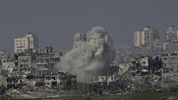 Fumaça sobe após ataque aéreo israelense na Faixa de Gaza, visto do sul de Israel, em 31 de outubro de 2023 - Sputnik Brasil