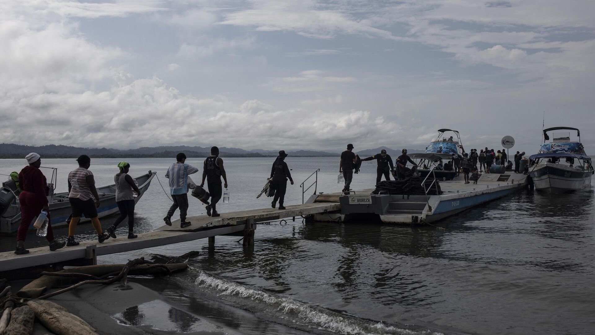 Migrantes em travessia de barco na região de Darién, que conecta a América do Sul à América Central. Colômbia, 7 de outubro de 2023 - Sputnik Brasil, 1920, 03.11.2023