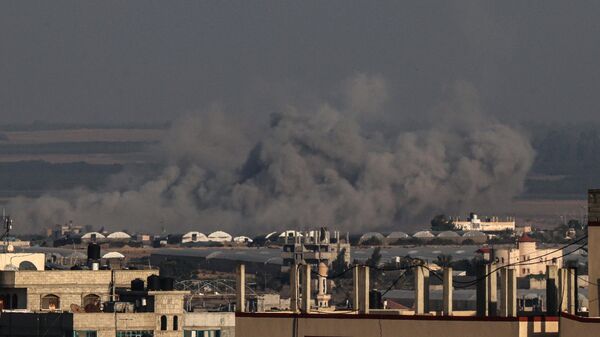 Fumaça sobe durante bombardeio israelense em Rafah em meio às contínuas hostilidades entre Israel e o grupo palestino Hamas, no sul da Faixa de Gaza, 3 de novembro de 2023 - Sputnik Brasil