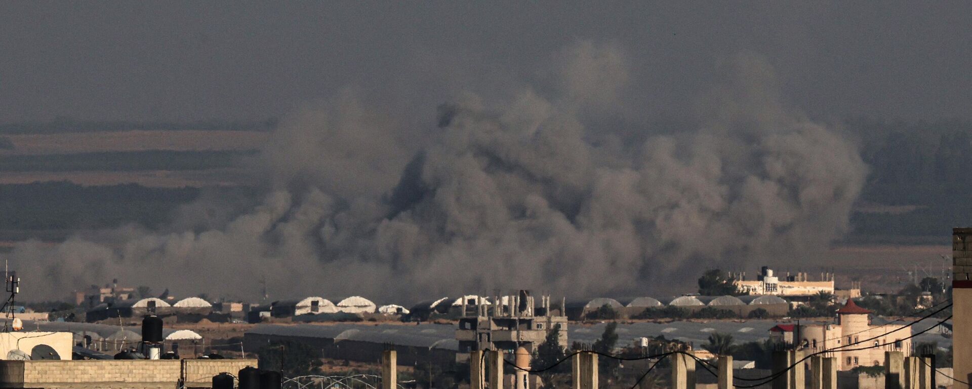 Fumaça sobe durante bombardeio israelense em Rafah em meio às contínuas hostilidades entre Israel e o grupo palestino Hamas, no sul da Faixa de Gaza, 3 de novembro de 2023 - Sputnik Brasil, 1920, 04.11.2023