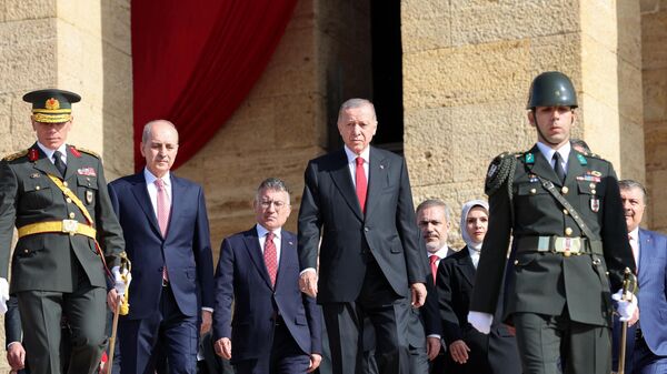 O presidente turco Recep Tayyip Erdogan e autoridades do estado visitam Anitkabir, o mausoléu do fundador da República Turca, Mustafa Kemal Ataturk, para marcar o 100º aniversário da República Turca em Ancara, em 29 de outubro de 2023 - Sputnik Brasil
