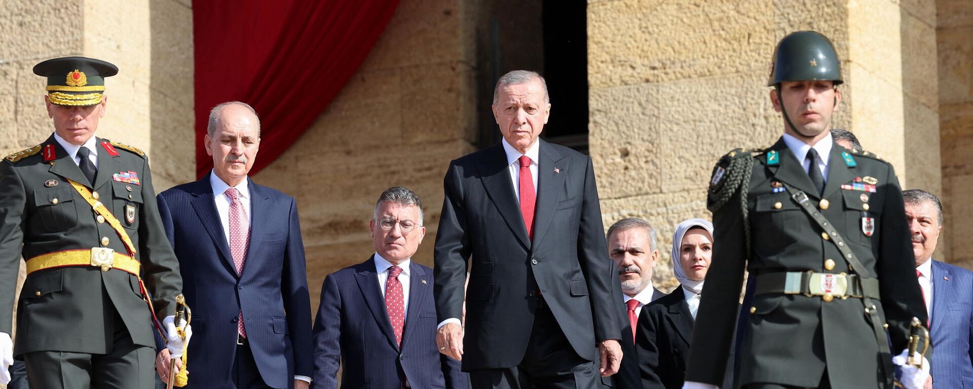 O presidente turco Recep Tayyip Erdogan e autoridades do estado visitam Anitkabir, o mausoléu do fundador da República Turca, Mustafa Kemal Ataturk, para marcar o 100º aniversário da República Turca em Ancara, em 29 de outubro de 2023 - Sputnik Brasil, 1920, 04.11.2023