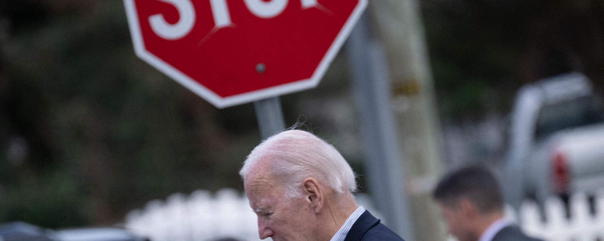 Joe Biden, presidente dos EUA, após assistir à missa na Igreja Católica Saint Edmond em Rehoboth Beach, Delaware, EUA, 4 de novembro de 2023 - Sputnik Brasil, 1920, 05.11.2023