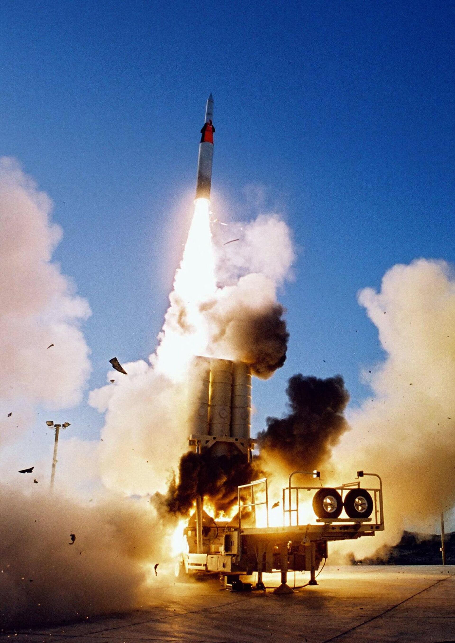 Míssil Arrow israelense é disparado de uma base secreta da Força Aérea israelense ao sul de Tel Aviv, Israel, 16 de dezembro de 2003 - Sputnik Brasil, 1920, 10.11.2023