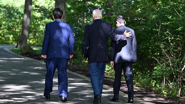 O presidente dos EUA, Joe Biden (C), o primeiro-ministro japonês, Fumio Kishida (D), e o presidente sul-coreano, Yoon Suk-yeol, partem após uma conferência de imprensa durante a Cúpula Trilateral de Camp David em Camp David, Maryland, 18 de agosto de 2023 - Sputnik Brasil