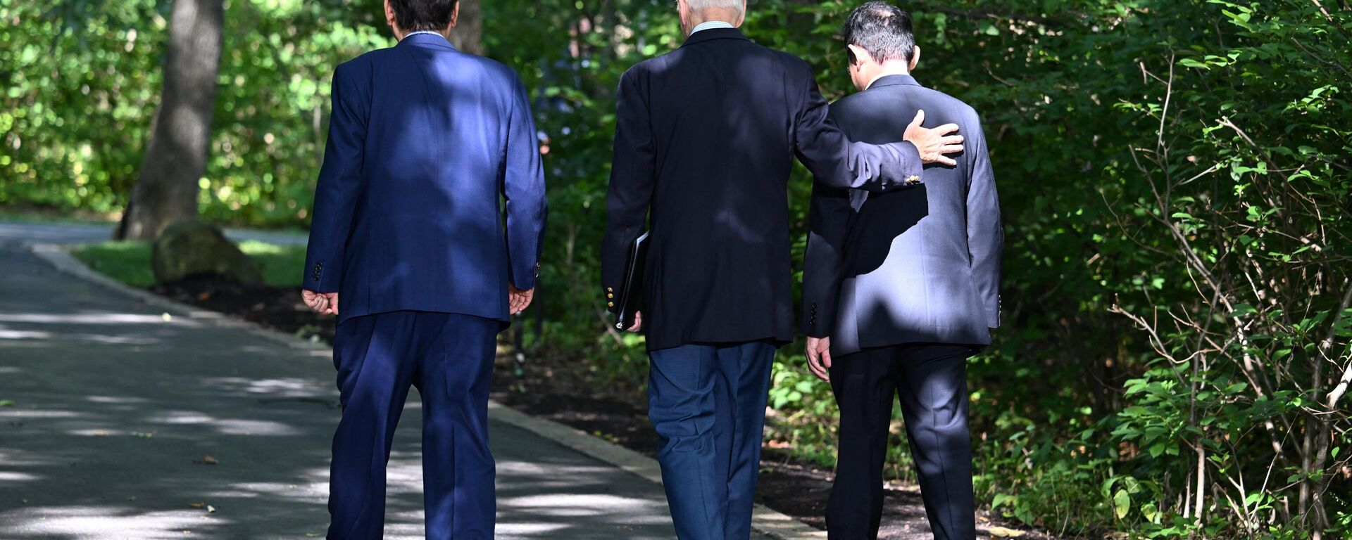 O presidente dos EUA, Joe Biden (C), o primeiro-ministro japonês, Fumio Kishida (D), e o presidente sul-coreano, Yoon Suk-yeol, partem após uma conferência de imprensa durante a Cúpula Trilateral de Camp David em Camp David, Maryland, 18 de agosto de 2023 - Sputnik Brasil, 1920, 05.11.2023