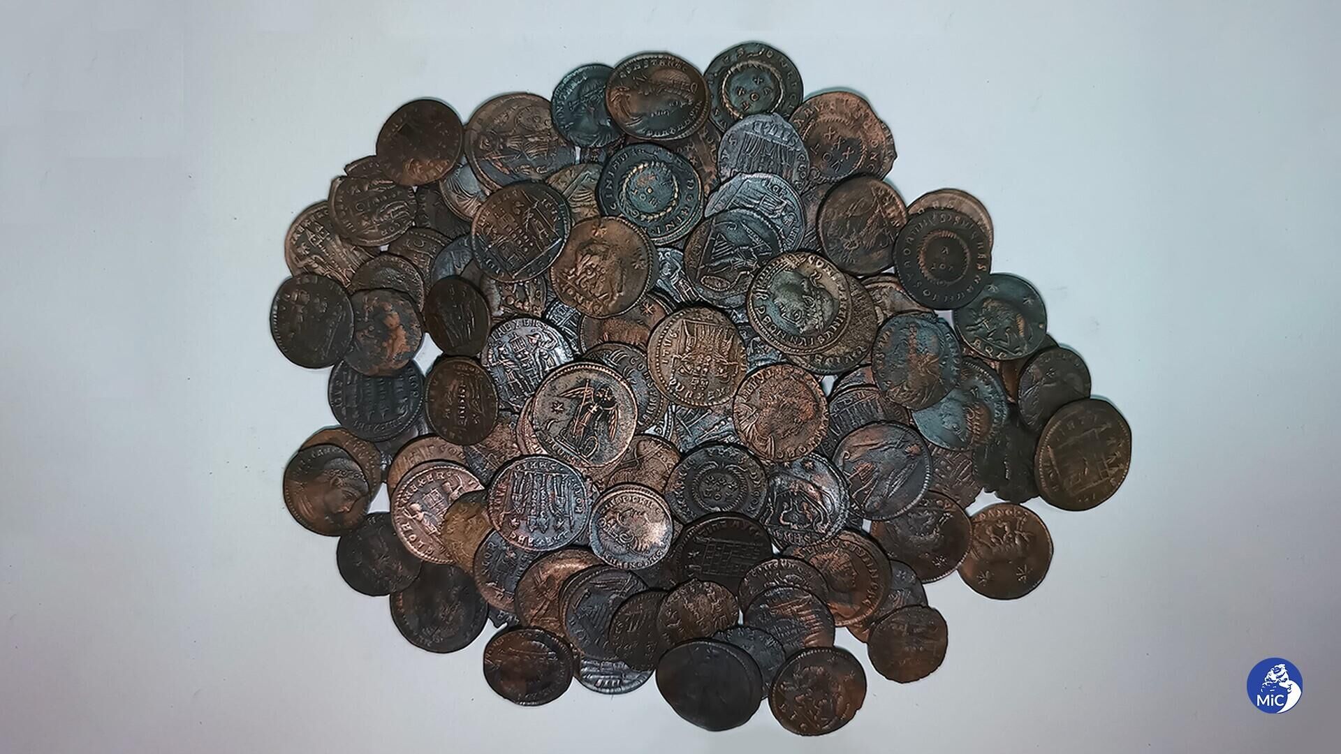 Conjunto de moedas de bronze datado da primeira metade do século IV d.C. descoberto perto da Sardenha, Itália - Sputnik Brasil, 1920, 05.11.2023