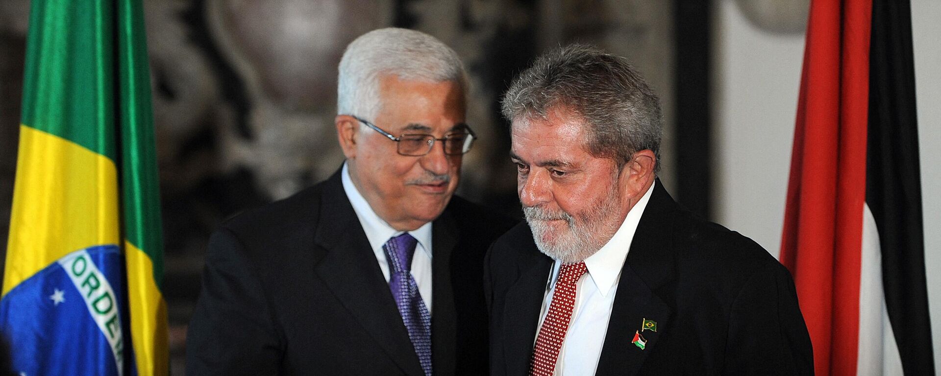 Presidente brasileiro, Luiz Inácio Lula da Silva, reúne-se com seu homólogo palestino, Mahmoud Abbas, no estado de Bahia, em 19 de novembro de 2009 - Sputnik Brasil, 1920, 06.11.2023