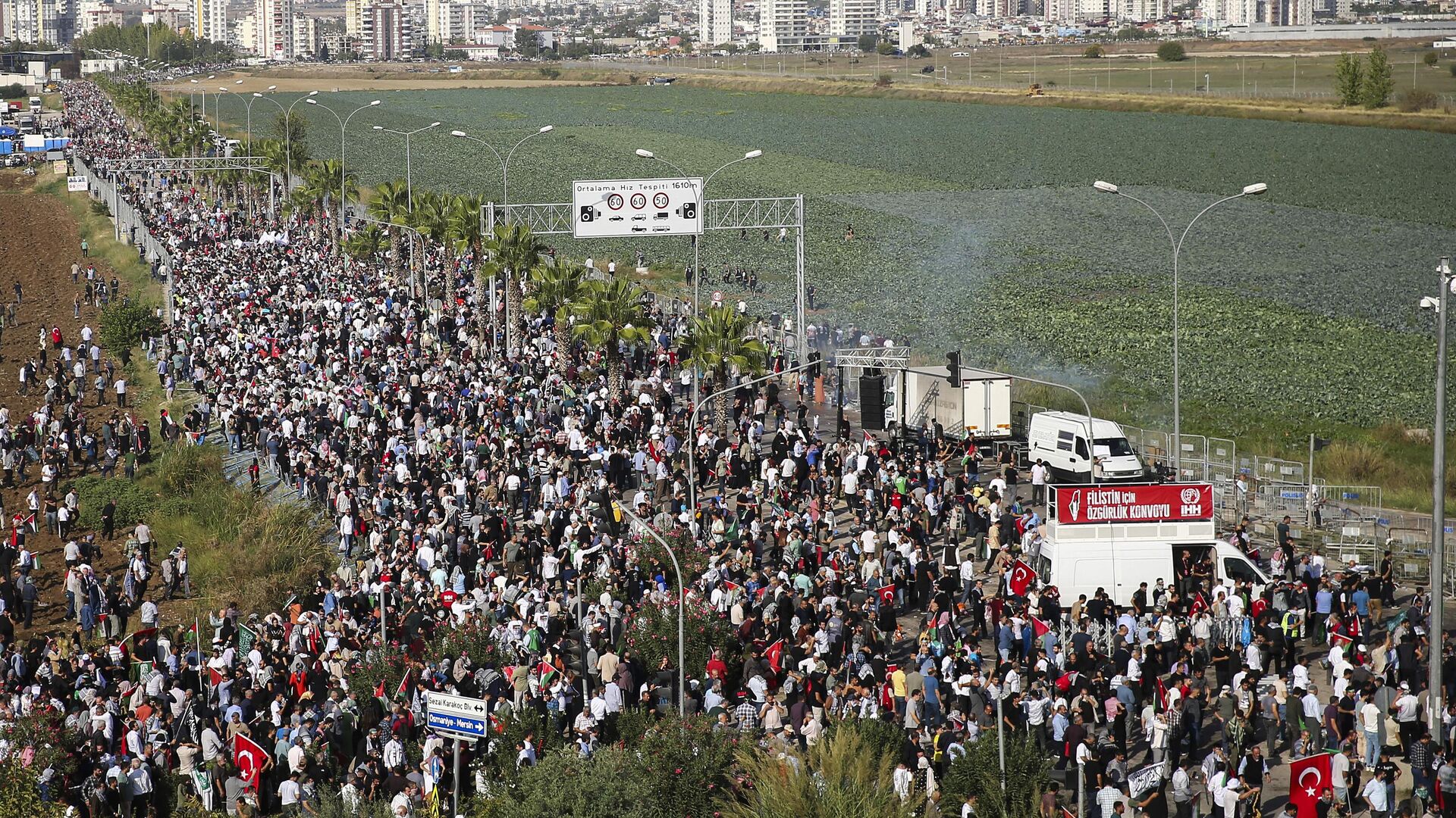 Pessoas se reúnem durante protesto para mostrar sua solidariedade com os palestinos do lado de fora da base aérea militar turco-americana Incirlik em Adana, Turquia, 5 de novembro de 2023 - Sputnik Brasil, 1920, 06.11.2023