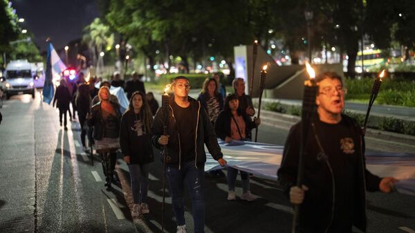 Manifestantes com uma bandeira argentina e tochas fazem marcha para comemorar o 41º aniversário da Guerra das Malvinas, contra a Inglaterra, em Buenos Aires. Argentina, 1º de abril de 2023 - Sputnik Brasil