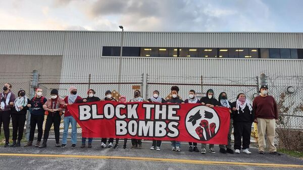 Manifestantes seguram cartaz contra a ofensiva na Faixa de Gaza, em frente à fábrica da Boeing em Saint Louis, Missouri. Estados Unidos, 6 de novembro de 2023 - Sputnik Brasil