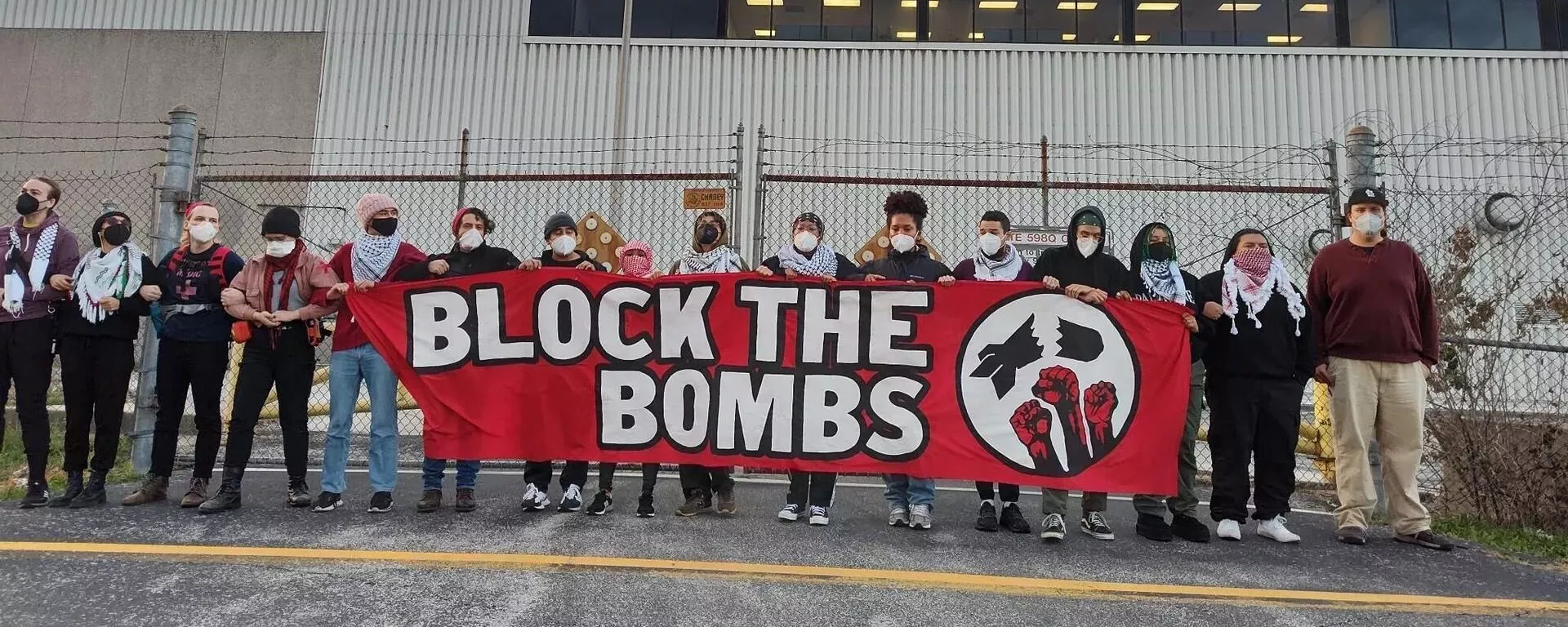 Manifestantes seguram cartaz contra a ofensiva na Faixa de Gaza, em frente à fábrica da Boeing em Saint Louis, Missouri. Estados Unidos, 6 de novembro de 2023 - Sputnik Brasil, 1920, 06.11.2023