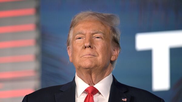 Donald Trump, ex-presidente dos EUA (2017-2021), antes de discursar na Cúpula da Liberdade do Partido Republicano da Flórida em Kissimmee, Flórida, EUA, 4 de novembro de 2023 - Sputnik Brasil