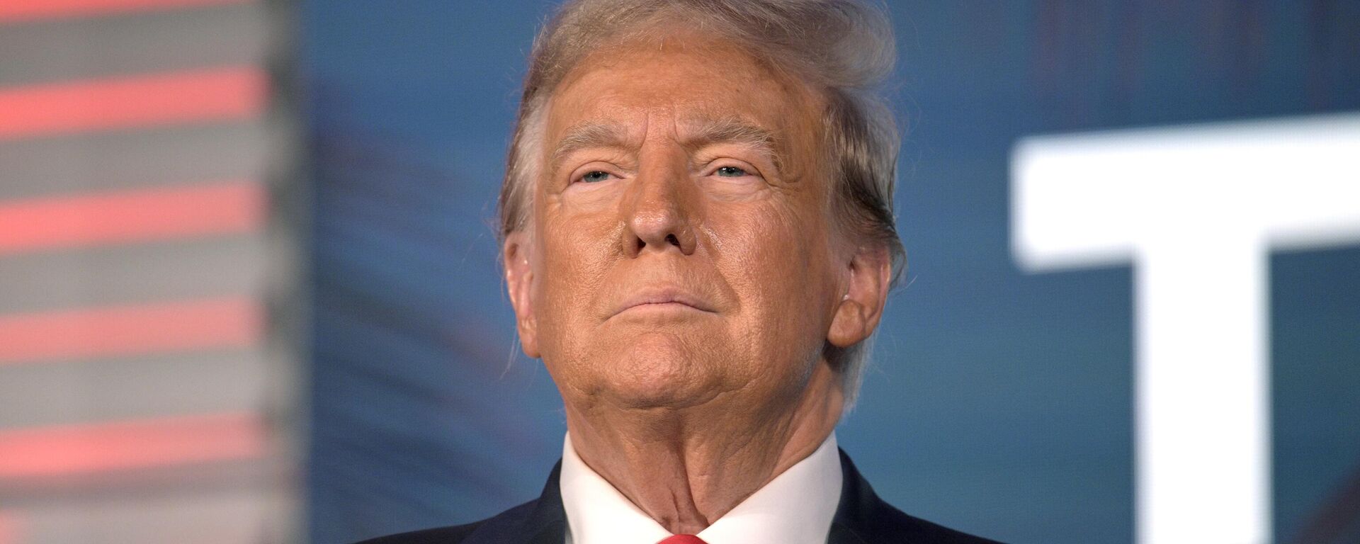 Donald Trump, ex-presidente dos EUA (2017-2021), antes de discursar na Cúpula da Liberdade do Partido Republicano da Flórida em Kissimmee, Flórida, EUA, 4 de novembro de 2023 - Sputnik Brasil, 1920, 05.02.2024