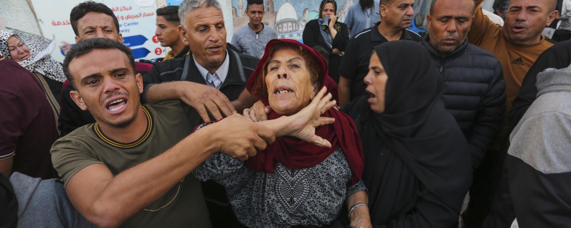 Palestinos buscam parentes após bombardeio israelense em Rafah. Faixa de Gaza, 7 de novembro de 2023 - Sputnik Brasil, 1920, 07.11.2023