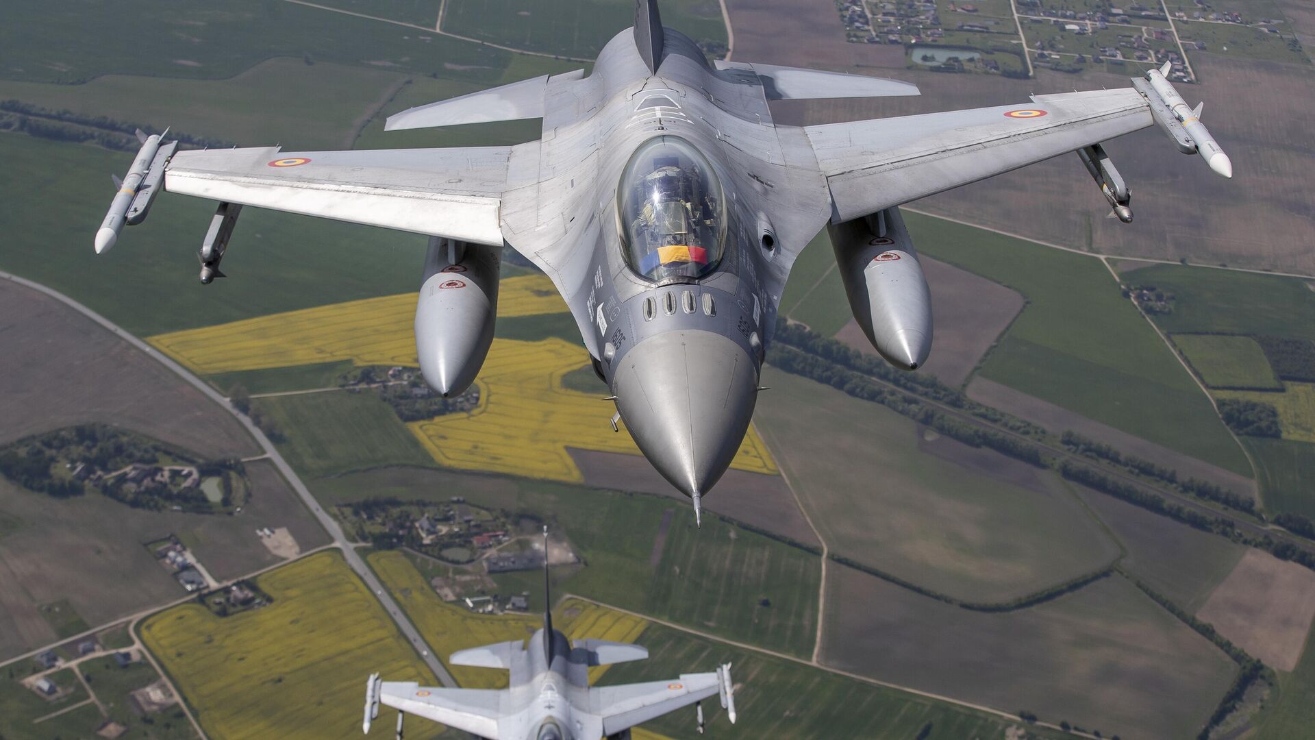Um caça F-16 da Força Aérea Portuguesa e um caça F-16 da Força Aérea Romena que participam da Missão de Policiamento Aéreo do Báltico da OTAN operam no espaço aéreo da Lituânia, 22 de maio de 2023 - Sputnik Brasil, 1920, 07.11.2023