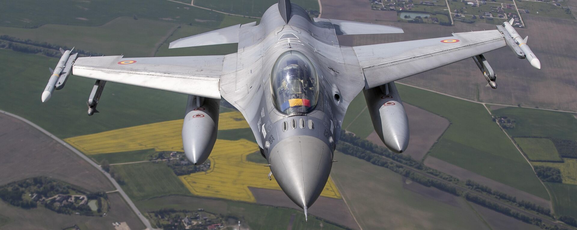 Um caça F-16 da Força Aérea portuguesa e um caça F-16 da Força Aérea romena que participam da Missão de Policiamento Aéreo do Báltico, da Organização do Tratado do Atlântico Norte (OTAN), operam no espaço aéreo da Lituânia, em 22 de maio de 2023 - Sputnik Brasil, 1920, 08.04.2024