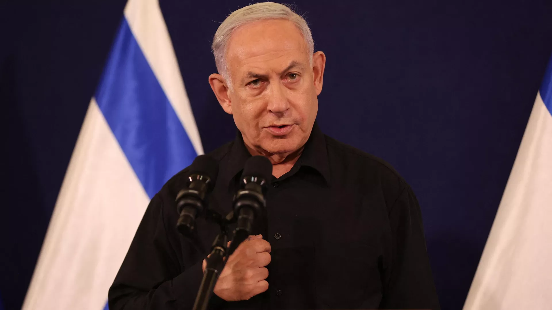 O primeiro-ministro israelense, Benjamin Netanyahu, fala durante uma entrevista coletiva na base militar de Kirya, em Tel Aviv, em 28 de outubro de 2023, em meio às batalhas contínuas entre Israel e o grupo palestino Hamas O primeiro-ministro israelense, Benjamin Netanyahu, fala durante uma entrevista coletiva na base militar de Kirya, em Tel Aviv, em 28 de outubro de 2023, em meio às batalhas contínuas entre Israel e o grupo palestino Hamas - Sputnik Brasil, 1920, 07.11.2023