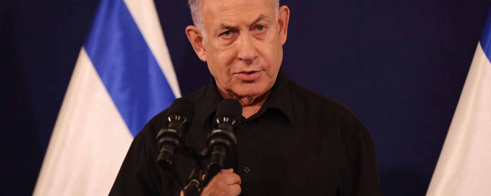 O primeiro-ministro israelense, Benjamin Netanyahu, fala durante uma entrevista coletiva na base militar de Kirya, em Tel Aviv, em 28 de outubro de 2023, em meio às batalhas contínuas entre Israel e o grupo palestino Hamas - Sputnik Brasil, 1920, 07.11.2023