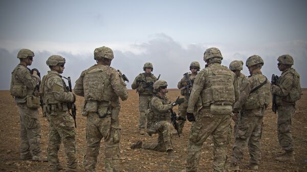 Foto divulgada pelo Exército dos EUA mostra soldados norte-americanos reunidos para um breve resumo durante treino combinado de patrulha conjunta em Manbij, Síria, 7 de novembro de 2018 - Sputnik Brasil