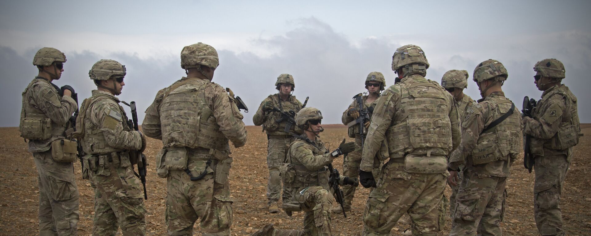 Foto divulgada pelo Exército dos EUA mostra soldados norte-americanos reunidos para um breve resumo durante treino combinado de patrulha conjunta em Manbij, Síria, 7 de novembro de 2018 - Sputnik Brasil, 1920, 07.11.2023