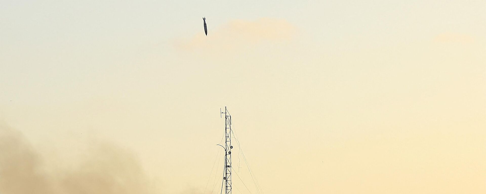Bomba aérea guiada vai na direção da torre Al-Sharouk, durante um ataque aéreo israelense na cidade de Gaza em 12 de maio de 2021 - Sputnik Brasil, 1920, 07.11.2023