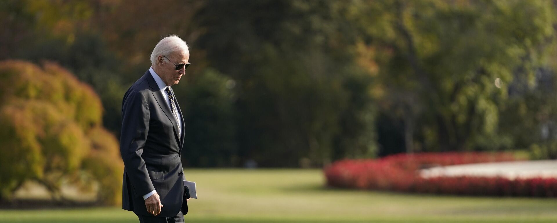 Joe Biden caminha pelos jardins da Casa Branca. Washington, 6 de novembro de 2023 - Sputnik Brasil, 1920, 07.11.2023