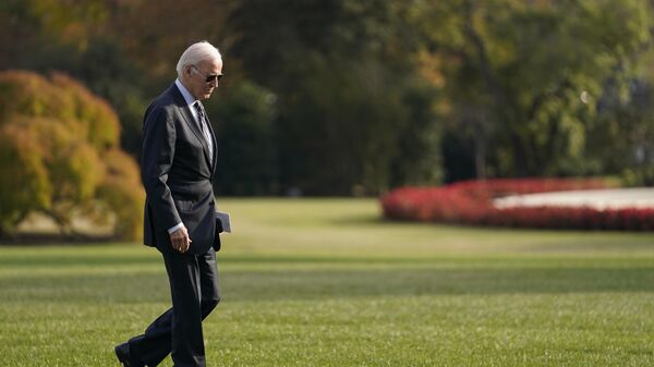 Joe Biden caminha pelos jardins da Casa Branca. Washington, 6 de novembro de 2023 - Sputnik Brasil