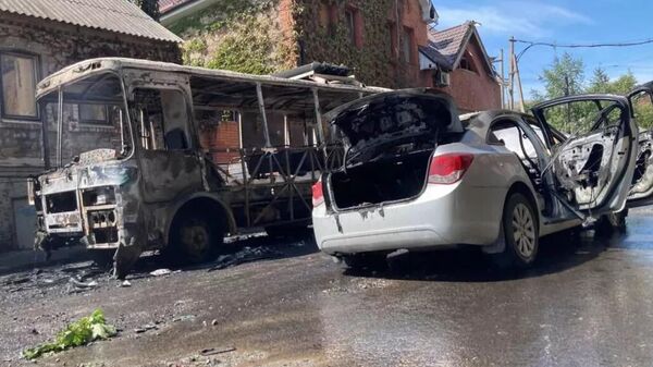 Ônibus queimado após bombardeio em Donetsk - Sputnik Brasil