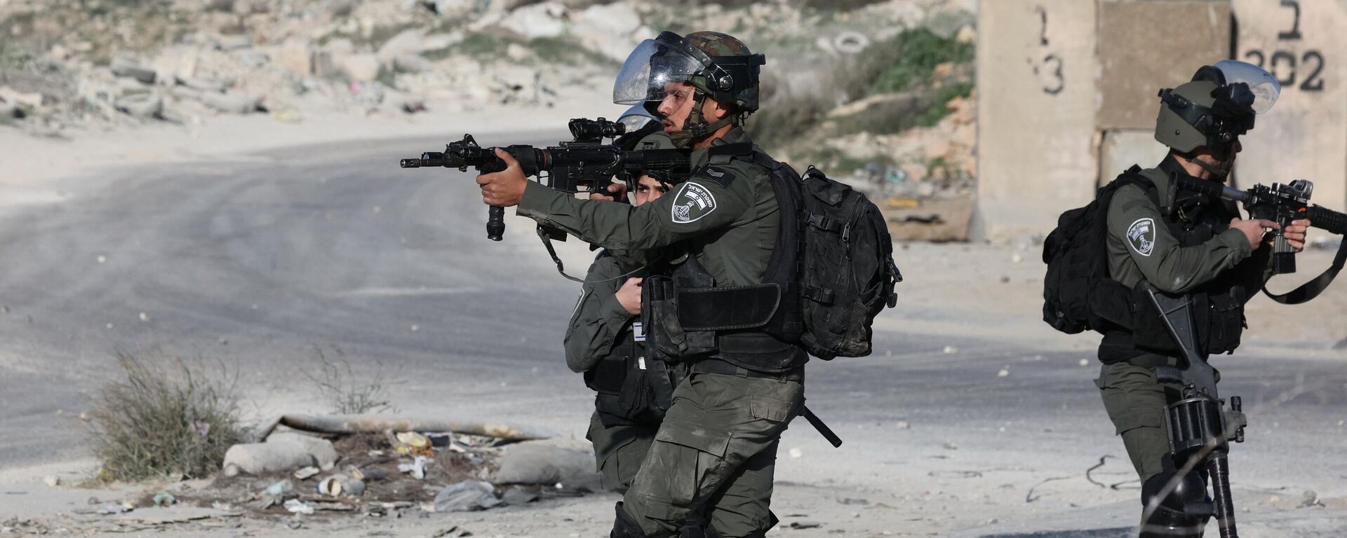 As tropas israelenses apontam suas armas durante confrontos com manifestantes palestinos na cidade de Al-Ram, na Cisjordânia, 27 de janeiro de 2023 - Sputnik Brasil, 1920, 08.11.2023